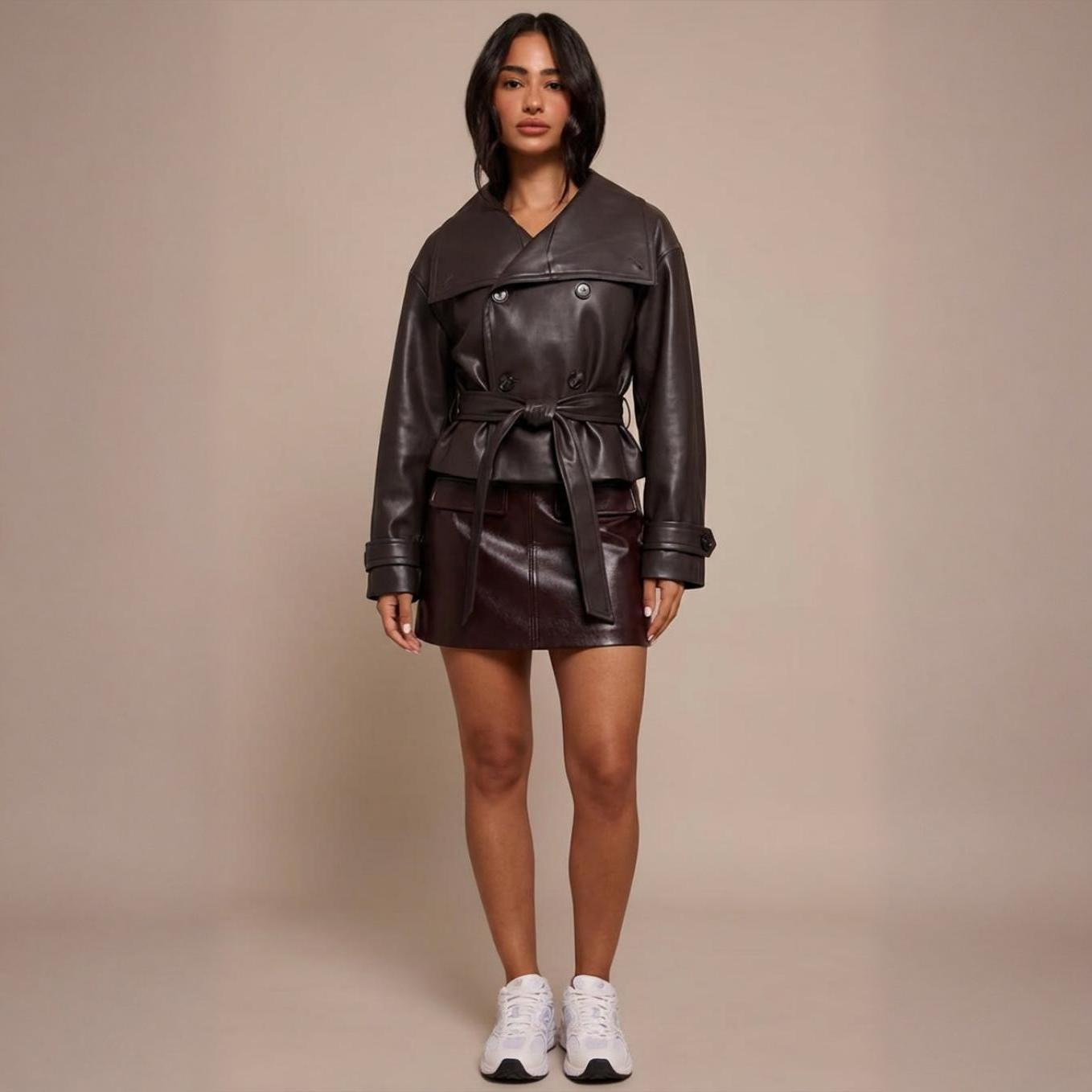 Veste courte femme en faux cuir ceinturée col montant avec jupe simili cuir chic sur modèle automne hiver printemps