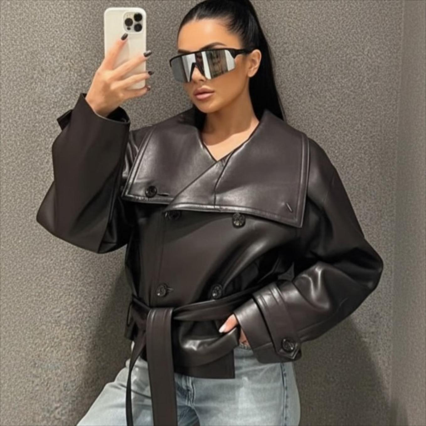 Veste courte femme en faux cuir ceinturée col montant style street chic sur modèle automne hiver printemps
