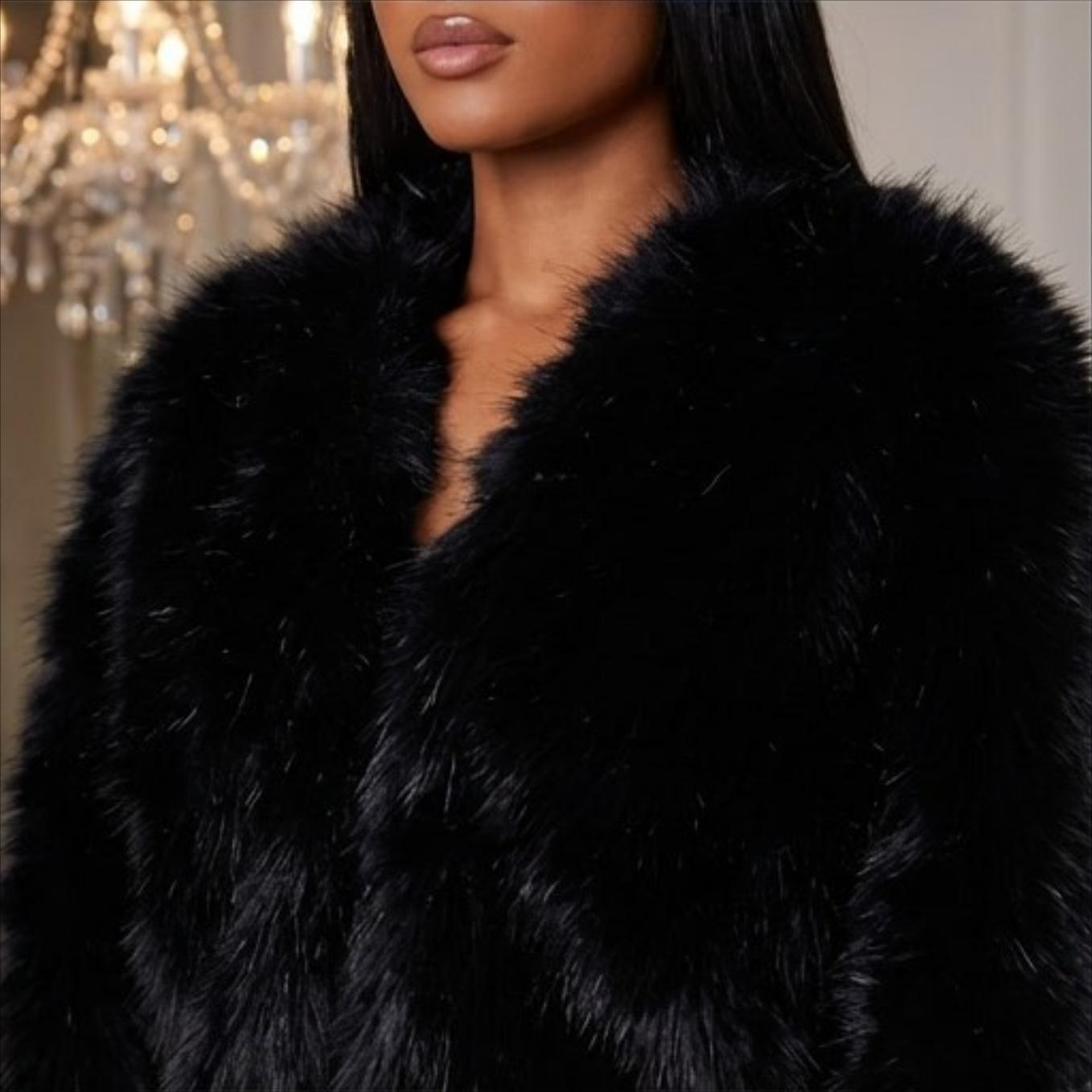 Veste femme en fausse fourrure noire texture moelleuse style luxueux hiver printemps